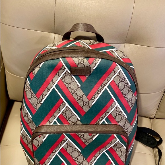 Host pick 🥰Auth Gucci GG Supreme Chevron backpack - Picture 3 of 8